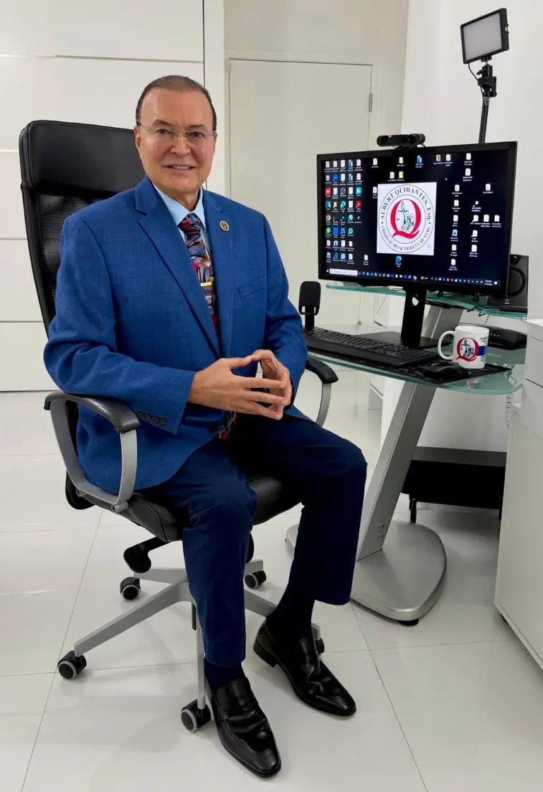 Albert Q. sentado en su oficina con el equipo preparado para reuniones en línea. Ayuda en línea 24/7.